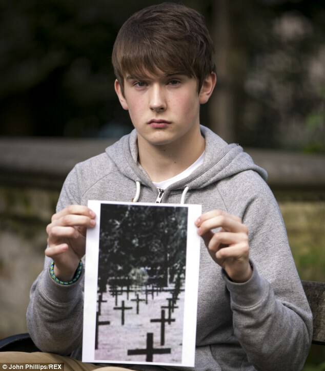 ΑΝΑΤΡΙΧΙΑΣΤΙΚΟ! Δείτε τι τράβηξε με τη φωτογραφική του ένας 14χρονος κατά την εκδρομή του σχολείου του σε νεκροταφείο πολέμου!