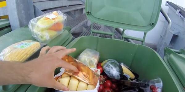 Ο άνθρωπος που γυρίζει όλη την Ευρώπη με ποδήλατο και τρώει από τα σκουπίδια! Προσπαθεί να ευαισθητοποιήσει για τη σπατάλη τροφίμων στον αναπτυγμένο κόσμο