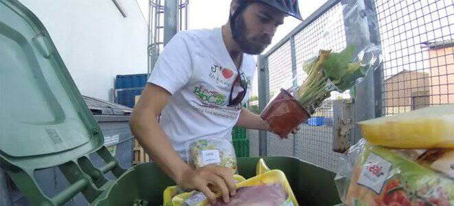 Ο άνθρωπος που γυρίζει όλη την Ευρώπη με ποδήλατο και τρώει από τα σκουπίδια! Προσπαθεί να ευαισθητοποιήσει για τη σπατάλη τροφίμων στον αναπτυγμένο κόσμο