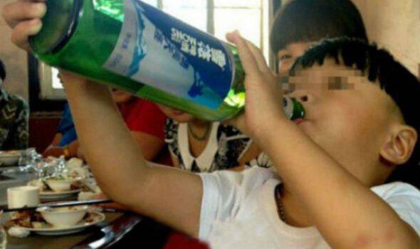 Σοκάρει ο μικρός από την Κίνα που πίνει από το μπουκάλι κρασί αντί για γάλα &#8211; Είναι μόλις 2 ετών, αλλά είναι ήδη αλκοολικός
