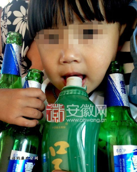 Σοκάρει ο μικρός από την Κίνα που πίνει από το μπουκάλι κρασί αντί για γάλα &#8211; Είναι μόλις 2 ετών, αλλά είναι ήδη αλκοολικός