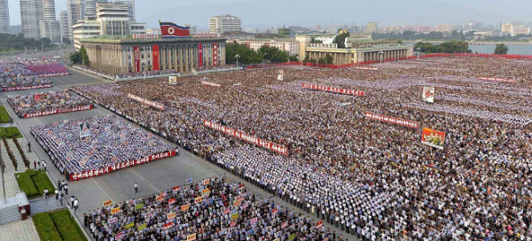 Ασύλληπτες φωτογραφίες από παρέλαση στη Βόρεια Κορέα &#8211; Χιλιάδες άτομα παρελαύνουν σε απόλυτο συγχρονισμό και συντονισμό