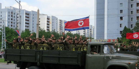 Ασύλληπτες φωτογραφίες από παρέλαση στη Βόρεια Κορέα &#8211; Χιλιάδες άτομα παρελαύνουν σε απόλυτο συγχρονισμό και συντονισμό