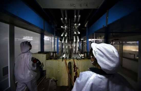 Φωτογραφίες ενός από τα μεγαλύτερα εργοστάσια παραγωγής προφυλακτικών