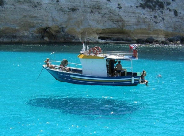 Βάρκες που μοιάζουν να αιωρούνται στα πιο διάφανα νερά που έχετε δει…
