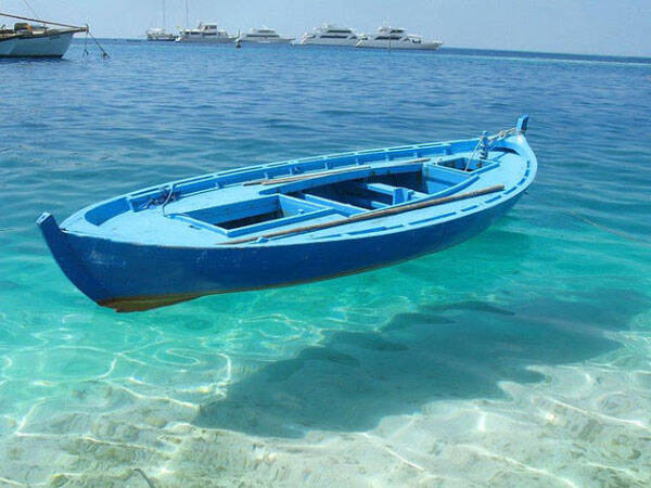 Βάρκες που μοιάζουν να αιωρούνται στα πιο διάφανα νερά που έχετε δει…