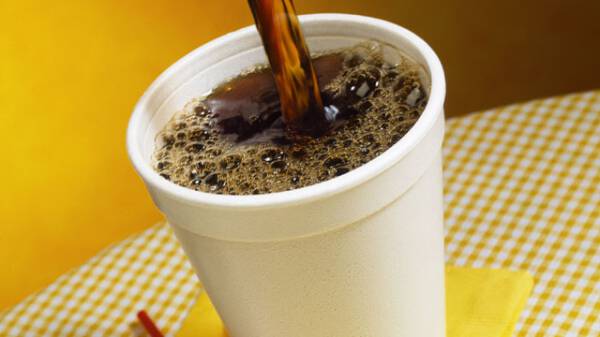 Μεγάλη Προσοχή: Επικίνδυνα για καρκίνο τα λευκά πλαστικά ποτηράκια του καφέ