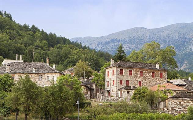 5 γραφικά χωριά της Ελλάδας μας συστήνονται! Πανέμορφοι φθινοπωρινοί προορισμοί μας καλούν να τους ανακαλύψουμε…