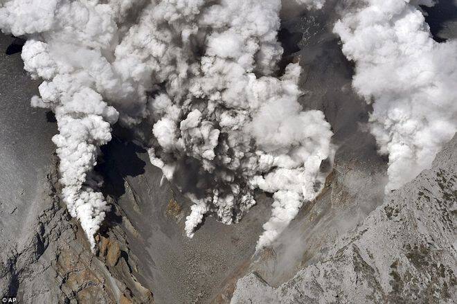 Συγκλονιστικές εικόνες από την αιματηρή έκρηξη του ηφαιστείου Οντάκε στην Ιαπωνία