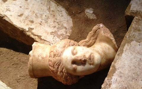 Νέο εκπληκτικό εύρημα στην Αμφίπολη: Βρέθηκε το κεφάλι της Σφίγγας [Εικόνες]