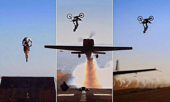Εκπληκτικό βίντεο: Τολμηρό άλμα με μηχανή πάνω από αεροπλάνο