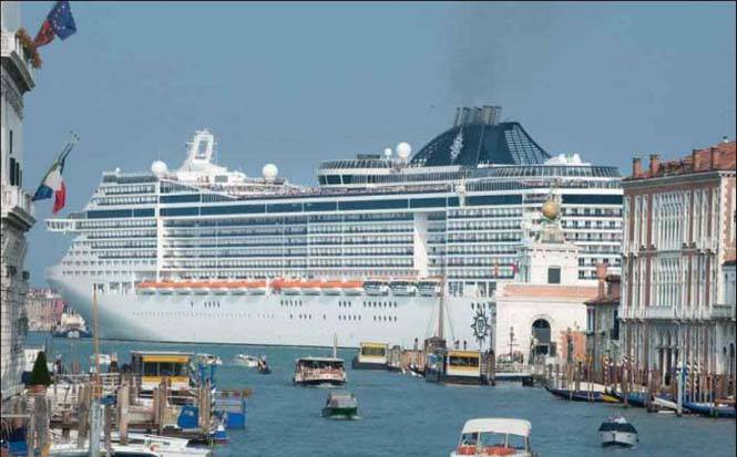 Γιγάντιο κρουαζιερόπλοιο κατέπλευσε στη Βενετία! Οι φωτογραφίες προκαλούν δέος !!!