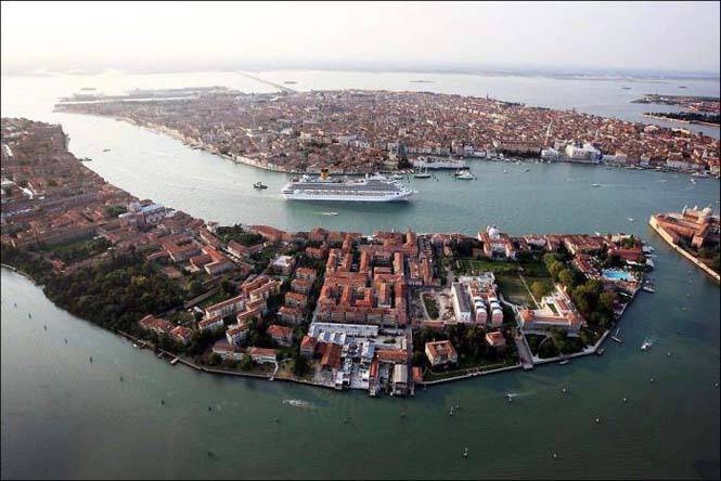Γιγάντιο κρουαζιερόπλοιο κατέπλευσε στη Βενετία! Οι φωτογραφίες προκαλούν δέος !!!