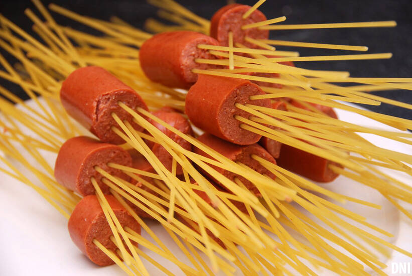 Είναι πανεύκολο να φτιάξεις hot dog spaghetti! Ένα τέλειο γεύμα διαφορετικό από τα συνηθισμένα!