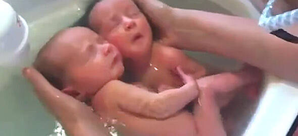 Απόλυτη αγάπη: Δίδυμα νεογέννητα  κάνουν μπάνιο αγκαλιασμένα!