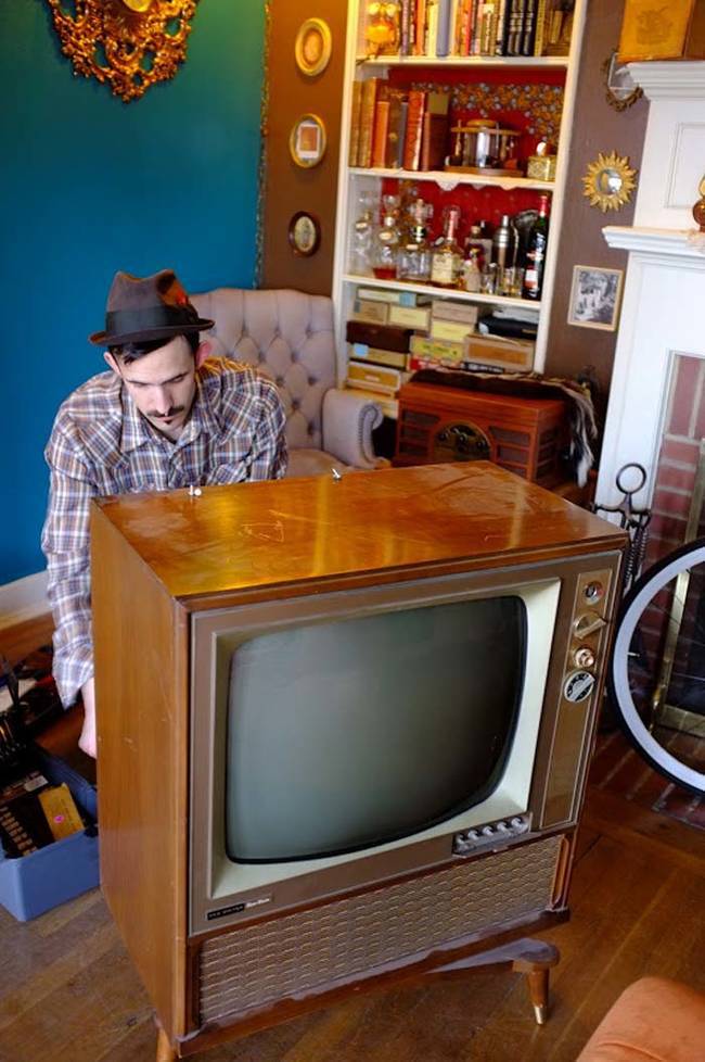 Ζευγάρι παίρνει μια παλιά τηλεόραση και την μετατρέπει σε κάτι εκπληκτικό. Απίστευτη ιδέα!