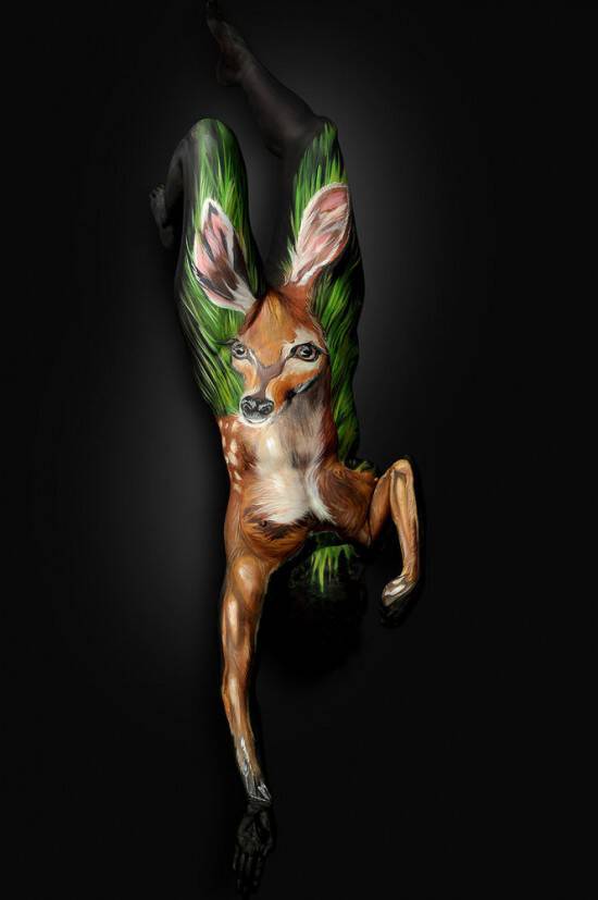 Καλλιτέχνης ζωγραφίζει ρεαλιστικά ζώα σε ανθρώπινα σώματα και πάει το body painting σε άλλο επίπεδο!