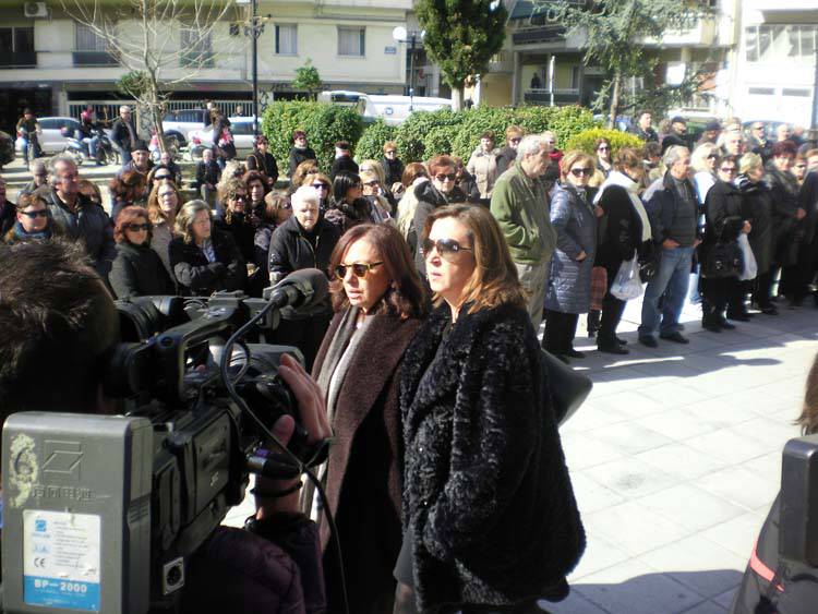 Συντετριμμένος ο Λάκης Λαζόπουλος στην κηδεία της μητέρας του -Στεφάνι έστειλε ο Αλέξης Τσίπρας [εικόνες]