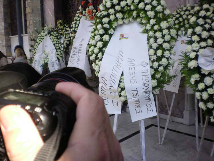 Συντετριμμένος ο Λάκης Λαζόπουλος στην κηδεία της μητέρας του -Στεφάνι έστειλε ο Αλέξης Τσίπρας [εικόνες]