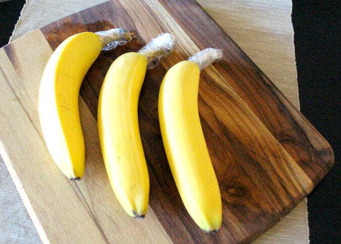 25ST banana plasticwrap 25 τρόποι να αποθηκεύετε τα τρόφιμα σας για να μην χαλάνε γρήγορα!