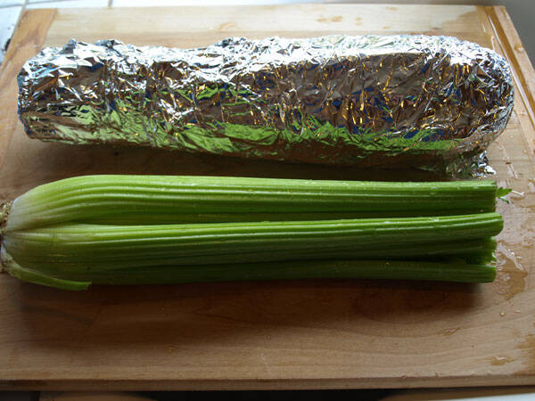 25ST celery tinfoil 25 τρόποι να αποθηκεύετε τα τρόφιμα σας για να μην χαλάνε γρήγορα!